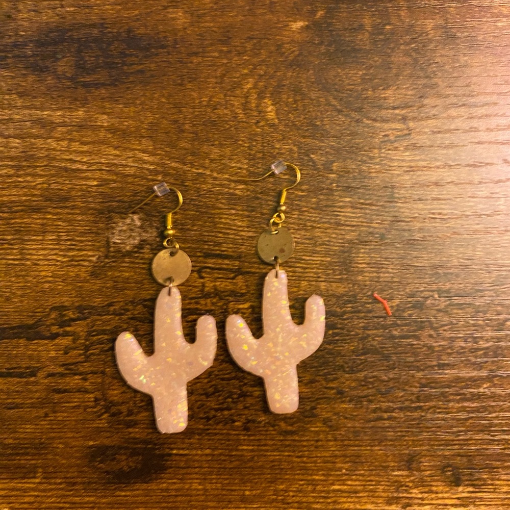 Gold Pink Cactus earrings🩷